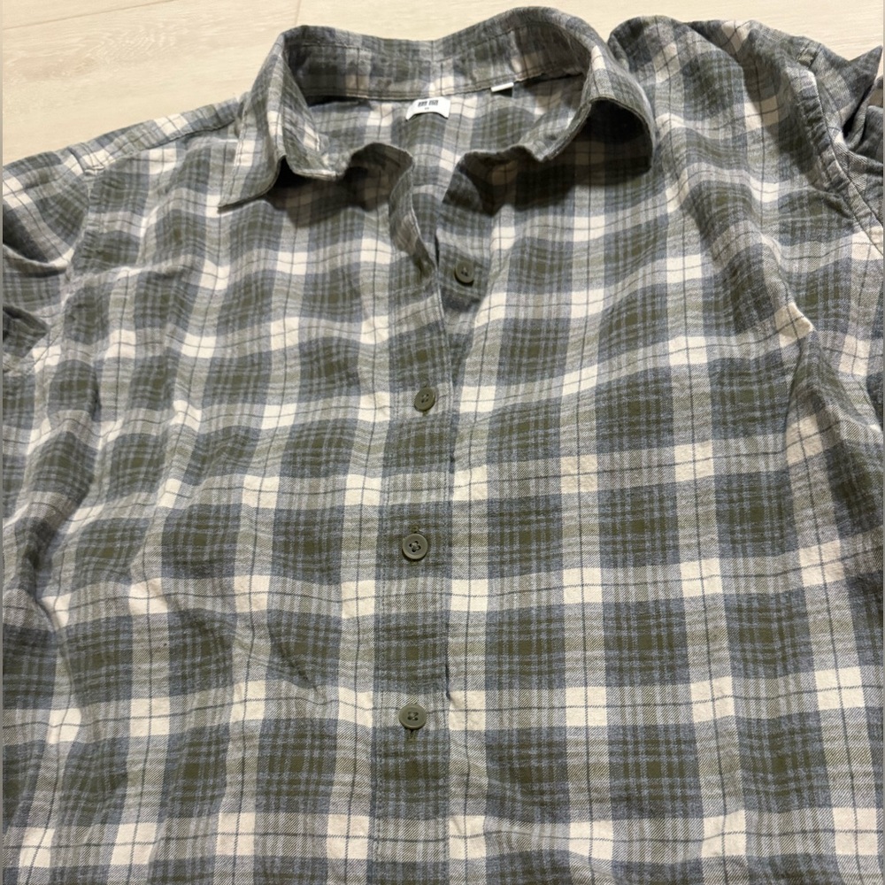 ✨Uniqlo Green Plaid Button Down Shirt - Picture 5 of 9